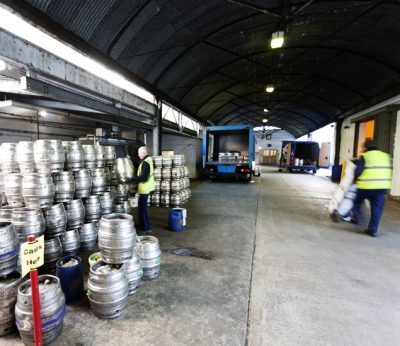 Fûts de bière dans un entrepôt de distribution - Livraison brasseries et vins d’exception - Delivery of exceptional breweries and wines